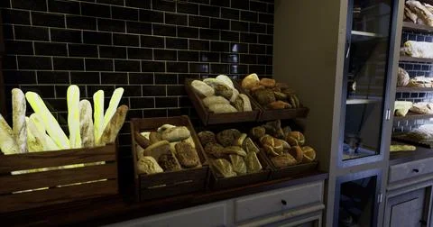 Freshly baked bread displayed in rustic wooden crates inside a bakery Stockillustratie