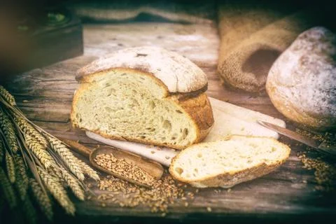Freshly baked bread in rustic setting Foto stock