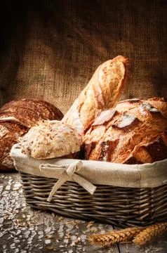 Freshly baked bread in rustic setting Stockfoto's
