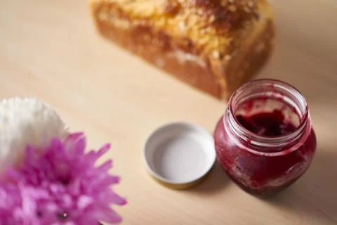 Freshly baked bread with strawberry jam Foto stock