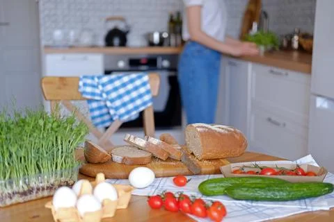Freshly baked bread on the table cut into slices for sandwiches for breakfast or Foto stock