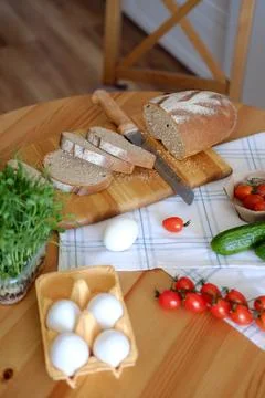 Freshly baked bread on the table cut into slices for sandwiches for breakfast or Foto stock