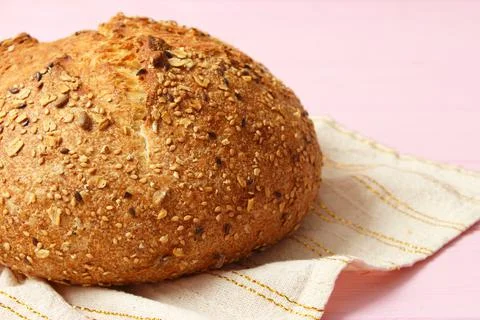 Freshly baked bread on the table. Stockfoto's