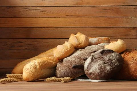 Freshly baked bread on the table. Fotos Stock