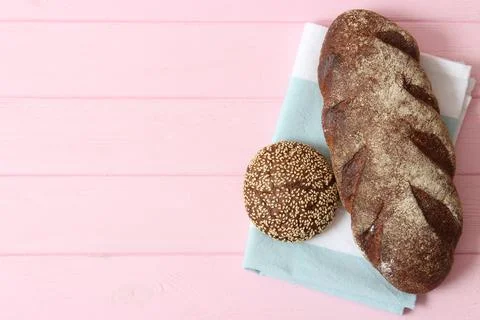 Freshly baked bread on the table. Stock-Fotos