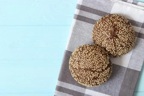 Freshly baked bread on the table. Stockfoto's