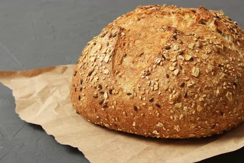 Freshly baked bread on the table. Stockfoto's