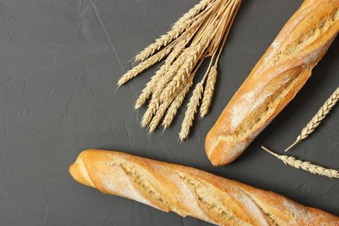 Freshly baked bread on the table. Stockfoto's