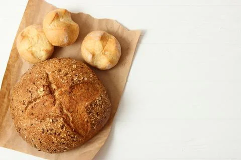 Freshly baked bread on the table. Stockfoto's