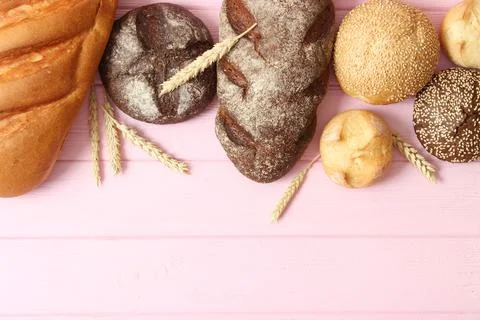 Freshly baked bread on the table. Stockfoto's