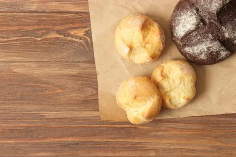 Freshly baked bread on the table. Stock-Fotos