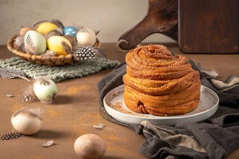 Freshly Baked Cruffin or Easter Bread with Colorful Painted Eggs Foto stock