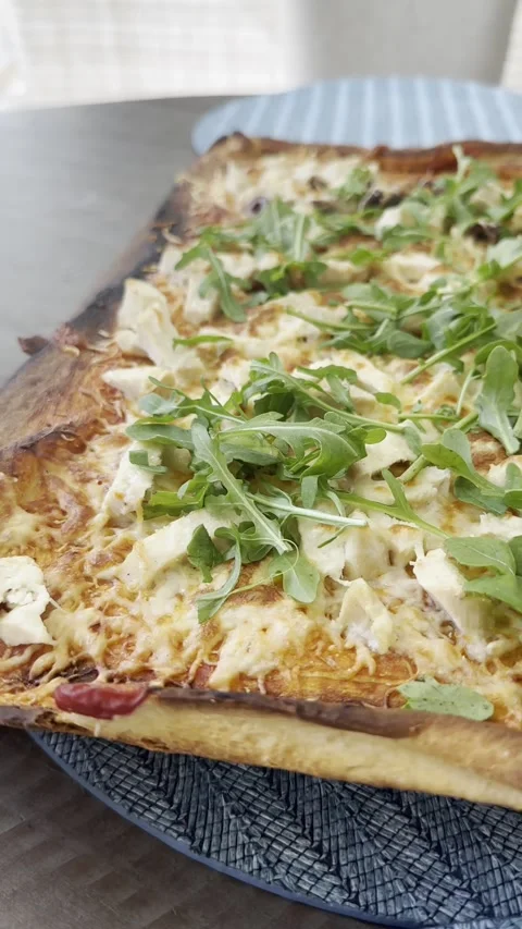 Freshly baked flatbread pizza with arugula: stepbystep transformation Video stock 318553296