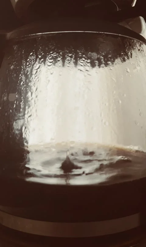 Freshly brewed American filter coffee dripping into a glass coffee pot Vídeo Stock 340899518