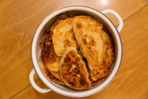 Freshly cooked homemade Fried Chebureks with meat in a bowl. Traditional food. Foto stock