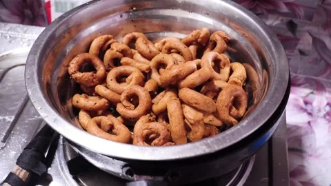 Freshly fried crispy golden brown kodubale rings placed in stainless steel bowl. Vídeo Stock 346116646