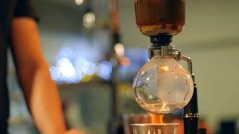 Freshly ground coffee is poured into immersion coffee brewing container Vídeo Stock 101736054