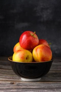 Freshly picked apples in a rustic bowl create a cozy and inviting kitchen s.. Stock Photos