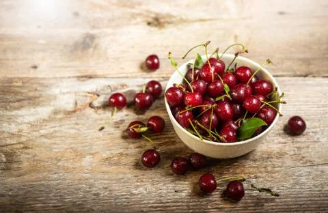 Freshly picked cherry. Red cherry in a bowl. Foto stock