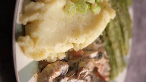 Freshly prepared mashed potatoes with spring onion, mushrooms, and asparagu.. Vídeo Stock 332893075