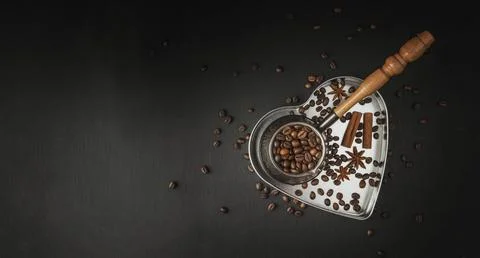 Freshly roasted coffee beans. A bundle of coffee beans on a dark background.. Foto stock