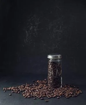Freshly roasted coffee beans. A bundle of coffee beans on a dark background.. Foto stock
