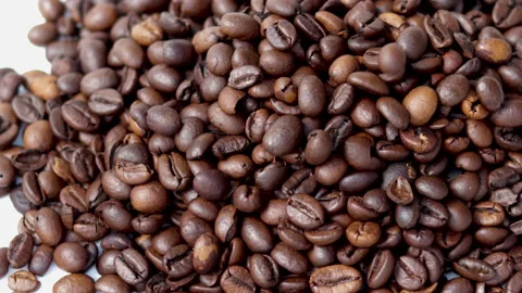 Freshly roasted coffee beans falling from pack,woman hands, on table Vidéo 201524337