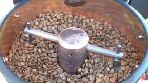 Freshly Roasted Coffee Beans In The Grinder - Examining Vidéo 105874576