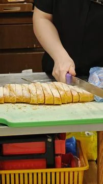 Freshly Sliced White Bread Loaf on Buffet Counter Stock-Fotos