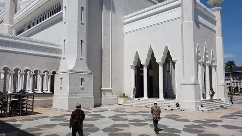 Friday Prayer at Sultan Omar Ali Saifuddin Mosque Stock Footage 105329880