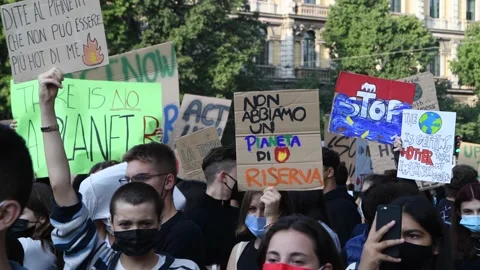 Fridays for Future - Climate strike in Milan, Italy Vídeos de archivo 161491382