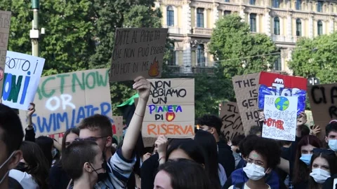 Fridays for Future - Climate strike in Milan, Italy Vídeos de archivo 161491404