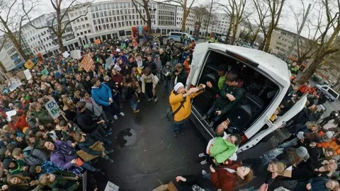 Fridays for future demonstration, Dancing and singing students, Neumarkt 29a Vídeo Stock 104934588