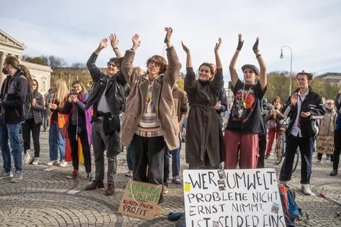 Fridays for Future gegen das bay. Klimaschutzgesetz Teilnehmer*innen mit S... Stock Photos
