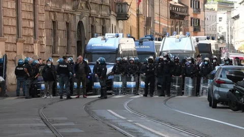 Fridays for Future - Milan - October 1, 2021 - Police controlling demonstration Vidéo 162103105