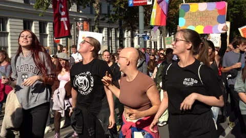 Fridays for Future protest in downtown Vienna 스톡 동영상 218736231