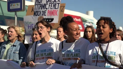 Fridays for Future protest in downtown Vienna 스톡 동영상 218736262