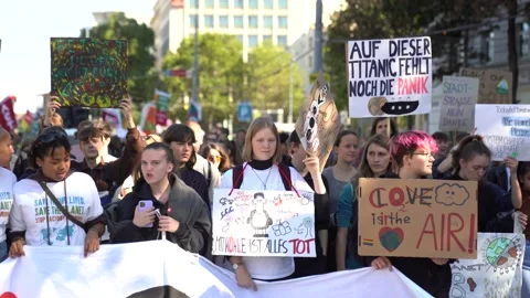 Fridays for Future protest in downtown Vienna 스톡 동영상 218736511