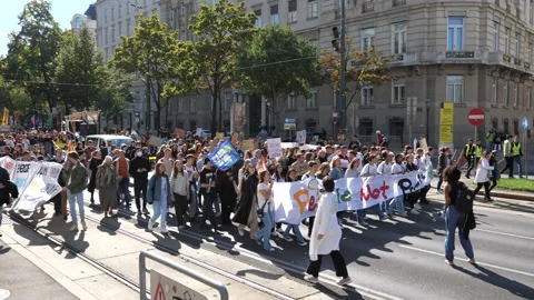 Fridays for Future protest in downtown Vienna 스톡 동영상 218736868