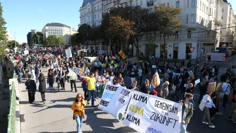 Fridays for Future protest in downtown Vienna 스톡 동영상 218736869
