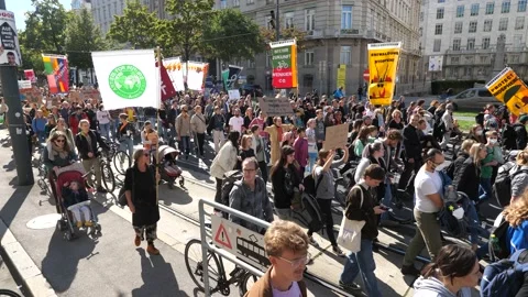 Fridays for Future protest in downtown Vienna 스톡 동영상 218736899