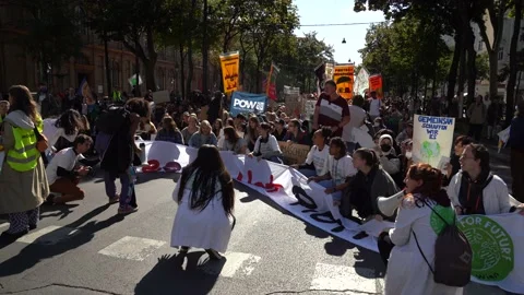 Fridays for Future protest in downtown Vienna 스톡 동영상 218737233