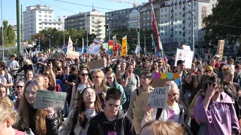 Fridays for Future protest in downtown Vienna 스톡 동영상 218737250