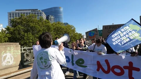 Fridays for Future protest in downtown Vienna 스톡 동영상 218737254
