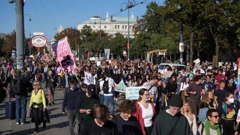 Fridays for Future protest in downtown Vienna 스톡 동영상 218737602