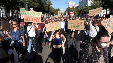 Fridays for Future protest in downtown Vienna 스톡 동영상 218737925