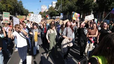 Fridays for Future protest in downtown Vienna 스톡 동영상 218737972