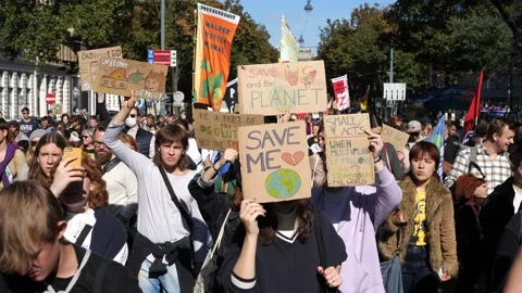 Fridays for Future protest in downtown Vienna 스톡 동영상 218738108