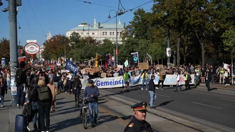 Fridays for Future protest in downtown Vienna Stockbeeldmateriaal 218738278