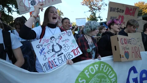 Fridays for Future protest in downtown Vienna 스톡 동영상 218738511